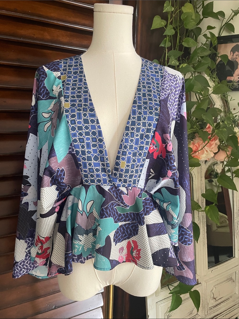 CQ by CQ Butterfly Wing Sleeve Deep V Neck Top Small Fits up to Medium